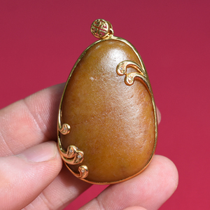 黄沁原石吊坠23g新疆和田玉籽料黄沁原石满黄全沁料18k金镶玉