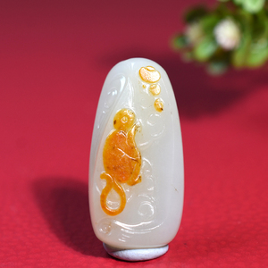 灵猴献宝25克新疆和田白玉籽料挂金皮苏工精品十二生肖猴子挂件