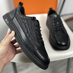 大码男鞋46码休闲板鞋2022新款秋冬真皮百搭大号鞋子45胖脚宽肥47