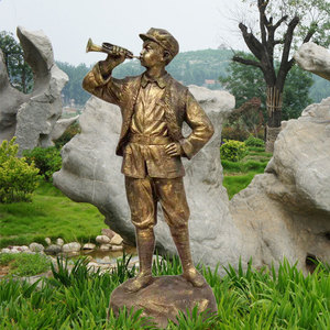抗战少年人物仿铜像小八路吹冲锋号角摆件户外革命玻璃钢士兵雕塑