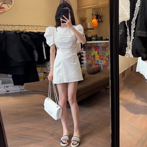 夏季韩版小众泡泡袖白色连衣裙小心机镂空褶皱收腰露腰小个子短裙