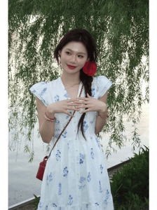 美静【青花瓷】棉布刺绣白色连衣裙2024夏季新款V领时尚百搭长裙