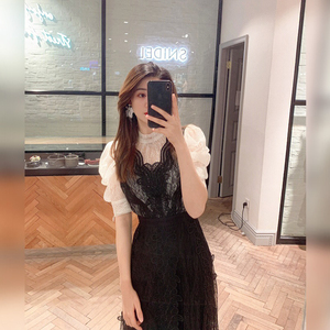 赫本风黑色蕾丝裙女2024夏季新款法式轻奢气质泡泡袖假两件连衣裙