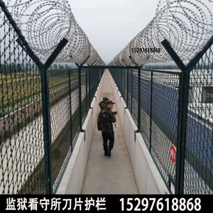 监狱刀片防攀爬护栏看守所巡逻通道安全隔离钢网墙刺丝滚笼围界网