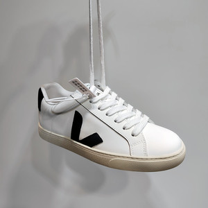 v字款小白鞋