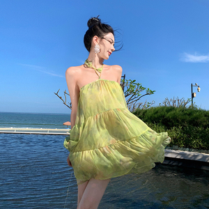 三亚风拍照沙滩裙女夏季小个子泰国海边度假挂脖连衣裙短款氛围感