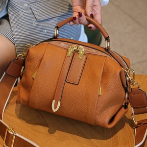 女士真皮斜挂单肩包