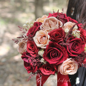 暗红色卡布奇诺色玫瑰手捧花仿真花结婚登记花束户外婚礼拍摄道具