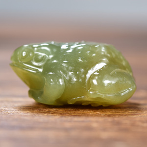 疆山 新疆和田玉顶呱呱玉石蟾蜍金蟾青蛙玉石吊坠挂件14克果冻质