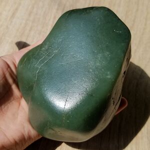 和田玉585g沙枣青青玉籽料原石翠青玉龙河原籽大手把件雕刻料油润