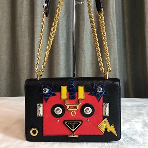 普拉达机器人女包