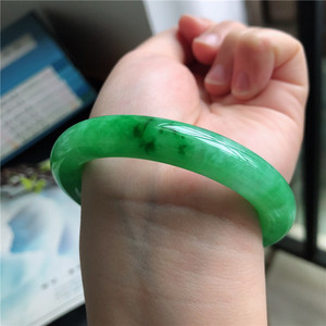 3月新品 鸿玉翡翠53圈口冰种水润满色阳绿圆条手镯女款 u4032417