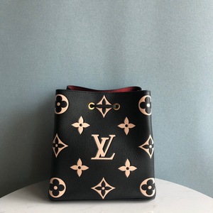 lv女包黑色压花