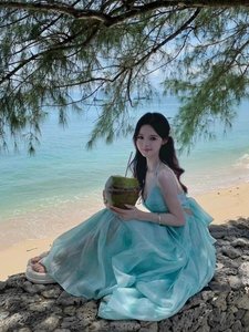 三亚海边拍照衣服超仙泰国旅游穿搭女装度假泰式小吊带沙滩连衣裙