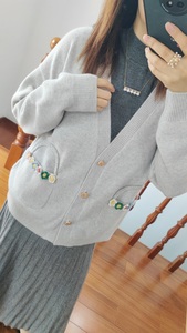 女式秋冬新款V领小花篮口袋设计百搭减龄可爱加厚羊绒开衫毛衣