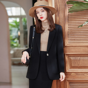 女生黑色西装