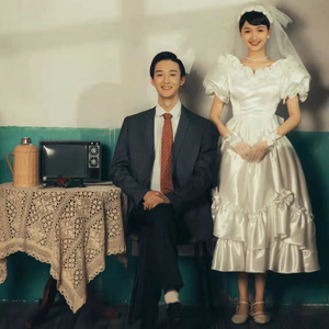 90年代复古清新白色蝴蝶结主题婚纱影楼服装情侣内景拍照摄影礼服