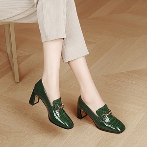 鞋子春季小皮鞋女粗跟2024年新款绿色漆皮单鞋高跟鞋方头女鞋软皮