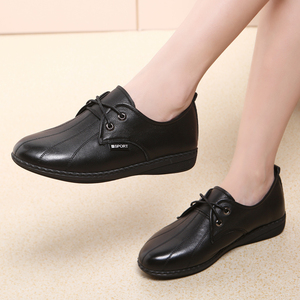 妈妈鞋真皮软底女舒适中年40岁50中老年平底休闲皮鞋2019新款单鞋