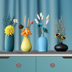 客厅桌上装饰干花仿真