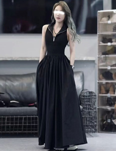 欧货2023夏季无袖半拉链设计感小众套头中长款宽松显瘦黑色连衣裙