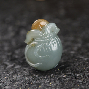 【新品】新疆和田玉且末料山料蓝调挂件吊坠钱袋糖色俏色巧雕手工