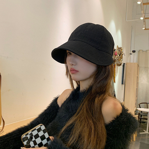 渔夫帽女扎马尾