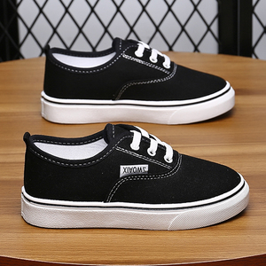 黑色帆布鞋男孩