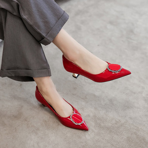 红皮鞋细中跟