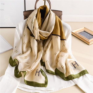 纱巾女春秋冬季轻薄款百搭新款围巾女式长款超大丝缎丝巾防晒披肩