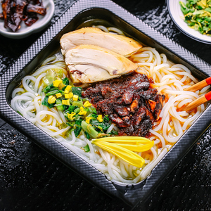 正宗云南特产过桥米线桶装保鲜蒙自菊花米线麻辣味鸡汤粗米粉速食
