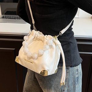 米白色纹理面料珠链小水桶包斜挎包2024新款潮时尚百搭休闲小包包