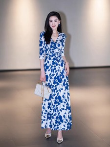 KEKE DVF裹身裙2024夏季蓝色印花V领气质优雅收腰显瘦国风连衣裙