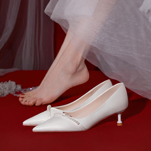 缎面婚鞋日常可穿婚纱新娘鞋白色高跟鞋女2024年新款细跟珍珠单鞋