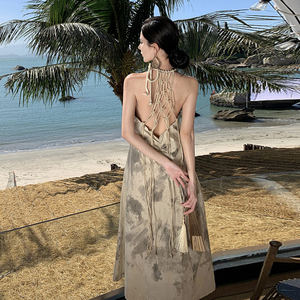 云南大理旅游穿搭女装三亚度假风挂脖露背连衣裙泰国海边沙滩长裙