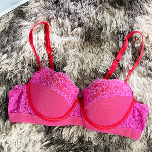 粉红色内衣蕾丝聚拢