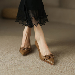 棕色4cm小跟单鞋女设计感小众复古马衔扣尖头细跟气质法式高跟鞋