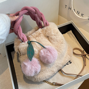香港冬季毛绒手提小包包女2021新款毛茸茸可爱樱桃毛毛斜挎水桶包