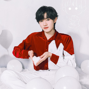 宋亚轩春晚明星同款红色拼接丝绒衬衫2022春季新款设计感烫钻衬衣