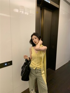 kumikumi设计感黄色V领吊带背心女装夏季小众修身单排扣针织上衣
