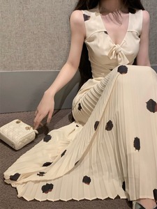 kumikumi纯欲风套装女性感V领波点背心夏季雪纺百褶半身裙两件套