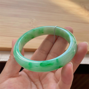 玉手镯翠绿细