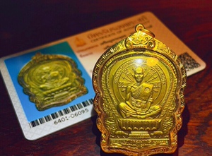 龙婆坤 2537 骑猪自身 招财避险转运 金壳带卡 泰国佛牌真品