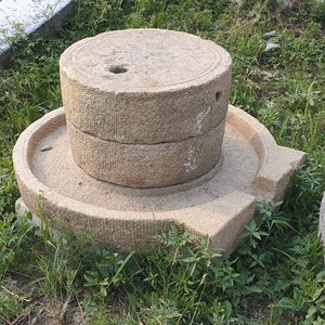 农村老旧石磨特大