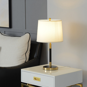 床头柜台灯暖光