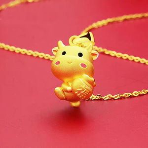 老凤祥和足金黄金色生肖小牛吊坠红绳金牛项链牛年本命纯金牛项链