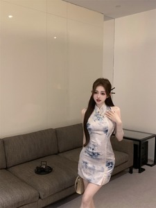 新中式改良旗袍盘扣无袖连衣裙女夏季修身缎面印花收腰包臀短裙子