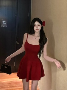 纯欲性感吊带连衣裙女夏季2024新款修身红色裙子显瘦收腰a字短裙