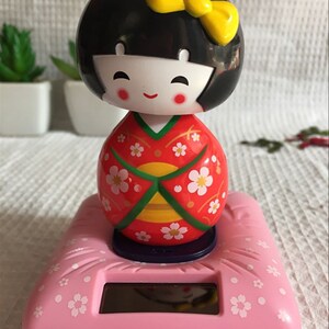 太阳能车摆件舞姬人形歌姬舞者日本女人摇头娃娃和服车饰品