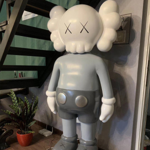 网红太空kaws门神公仔模型软装美陈雕塑服装店吧台创意装饰大摆件